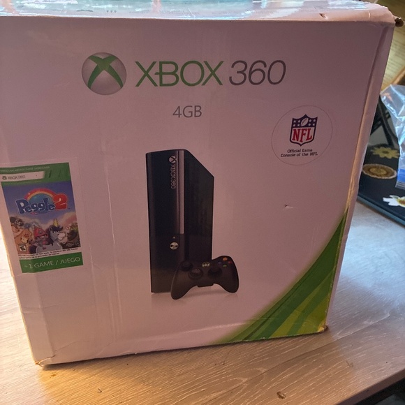 Xbox 360 e 4gb - Picture 1 of 2